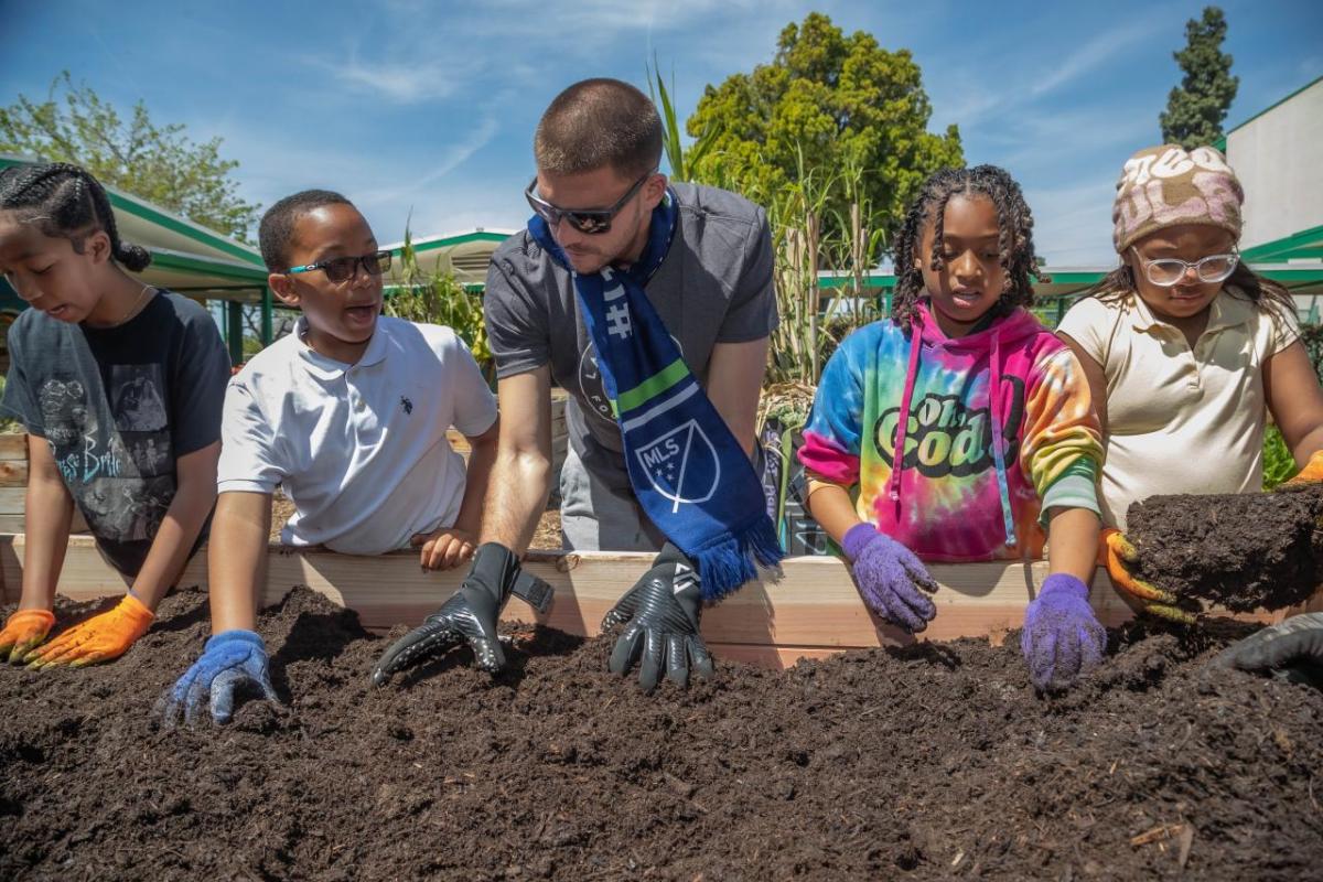 LA银河目标卫士John McCarthy与学生联手帮助扩展并翻新CarsonAnnalee小学花园