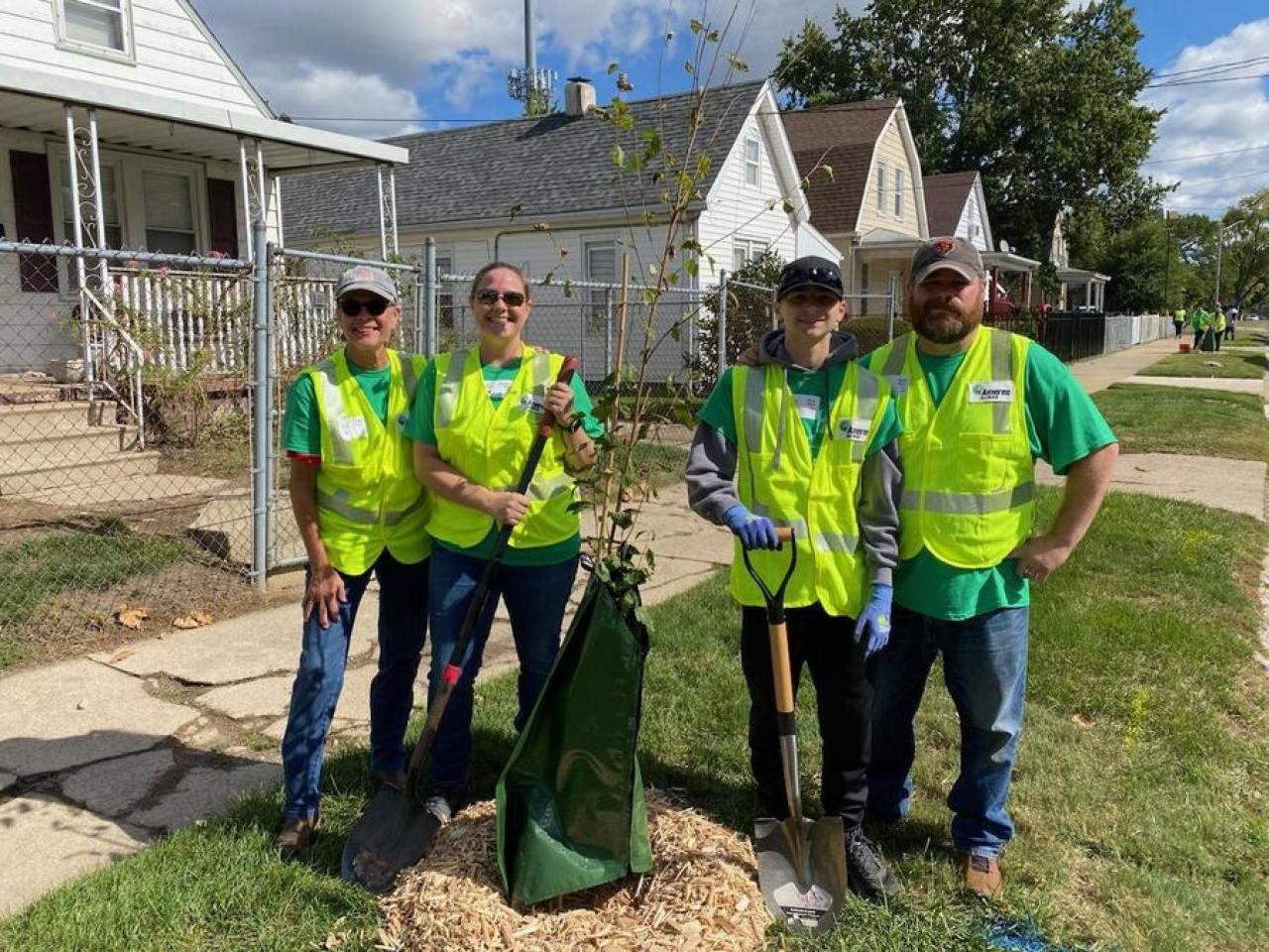 Leidos团队成员帮助Peoria种植100树,IL与Trees永久合作,Peoria市和Peoria公园区