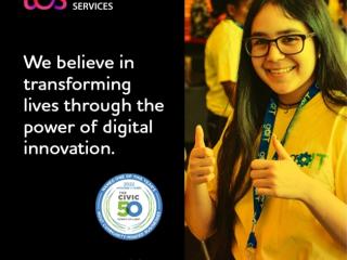一名年轻女子竖起大拇指，并叠加了以下文字:“我们相信通过数字创新的力量改变生活。”