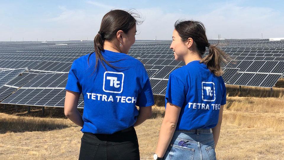 两名技术雇员站近太阳能板