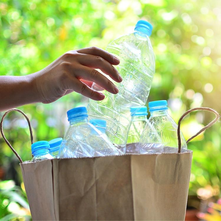 空塑料瓶放回回收袋