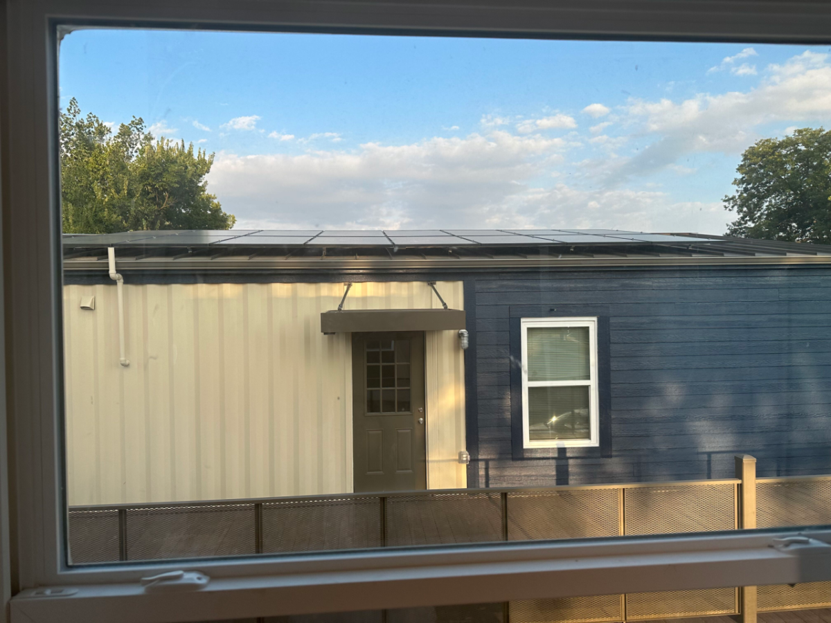 太阳板从窗前房顶看到