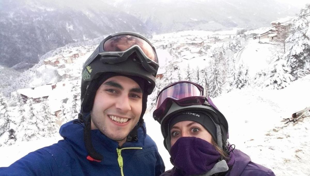 Vieda Melgoza和丈夫在山上滑雪